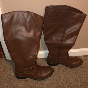 **SOLD** Brown boots. Plus calf for wide calfs